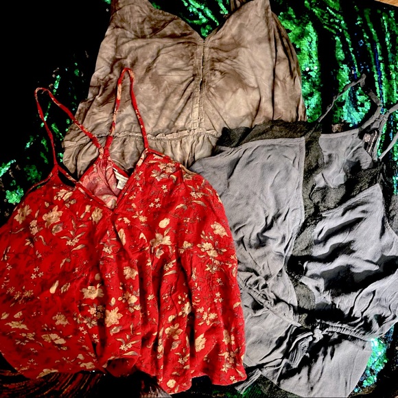 🌼💫🌺 3 Pack of AEO Tanks 🌺💫🌼 - Picture 1 of 16